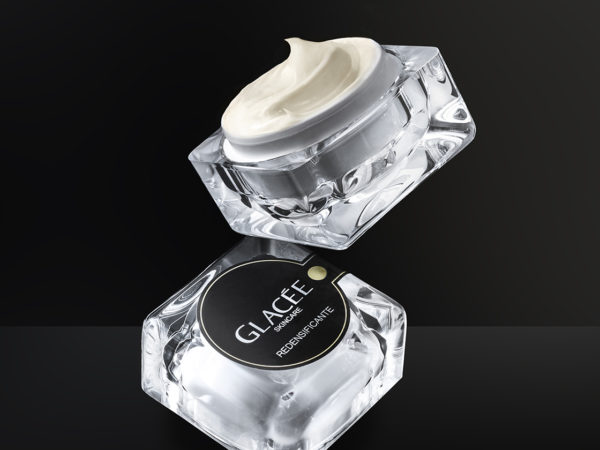 <span>Fotografía Publicitaria Glacée Skincare</span><i>→</i>